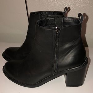 BLACK BOOTIES